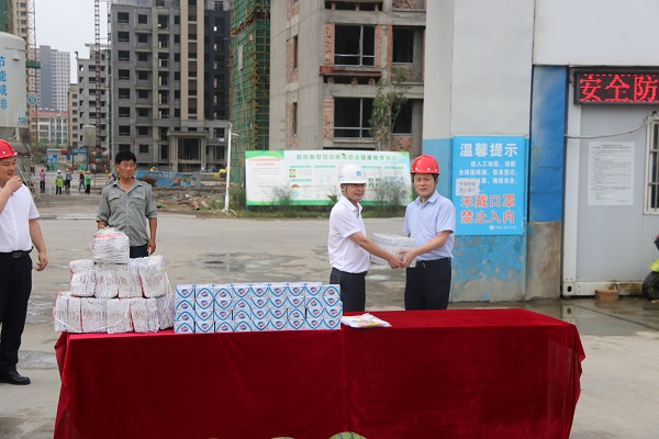 楊曉彬到徽鹽地產(chǎn)定遠(yuǎn)、泗縣項(xiàng)目公司開(kāi)展高溫慰問(wèn)